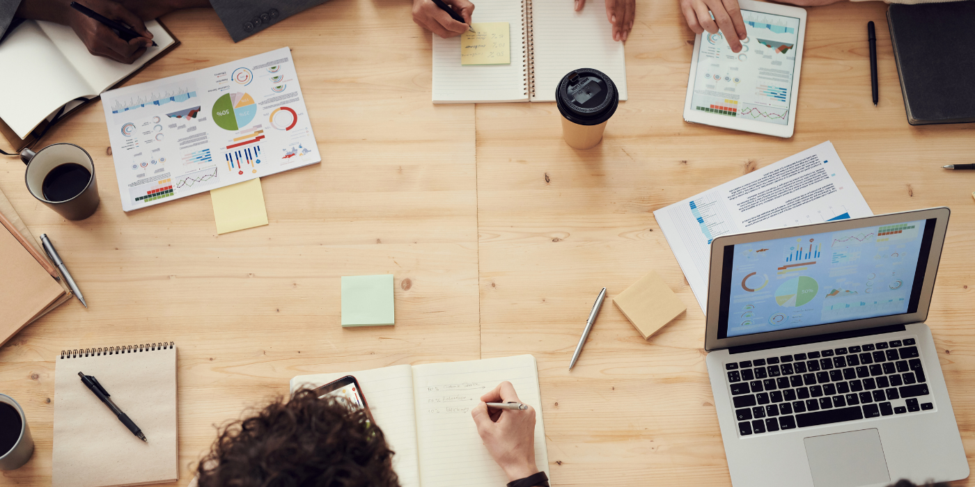 Sala riunioni spaziosa e luminosa a Trieste, con tavolo ampio, sedute ergonomiche, proiettore e Wi-Fi veloce, ideale per meeting e incontri di lavoro.